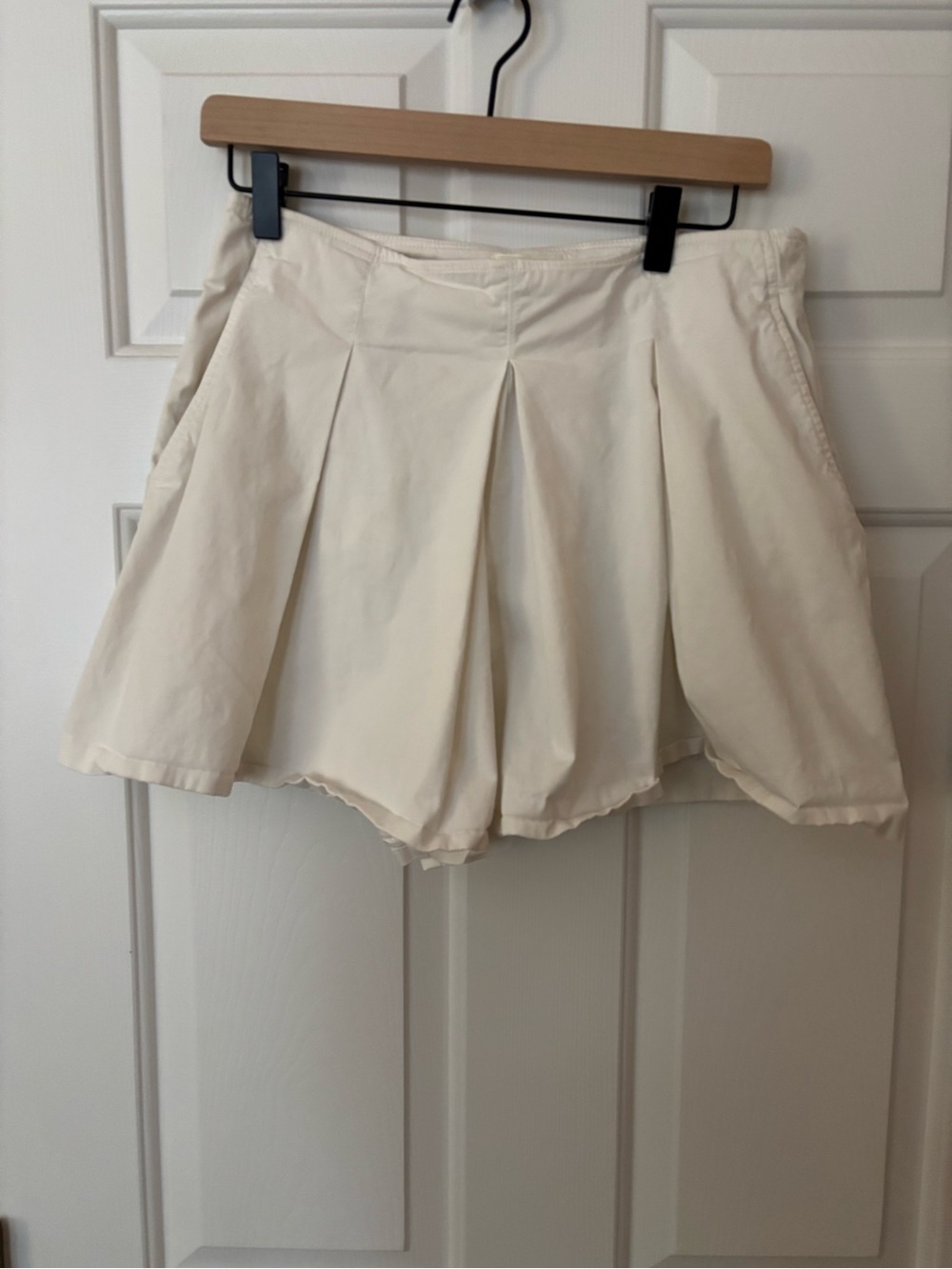 Anthropologie Maeve Ivory Pleated Shorts Size 6